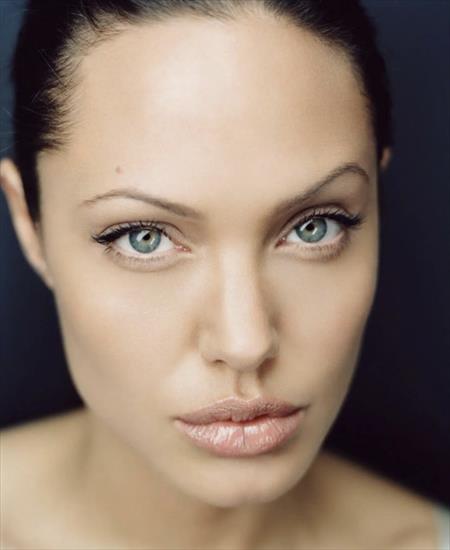 Angelina Jolie - Fr3wyaLakAIdIXb.jpg